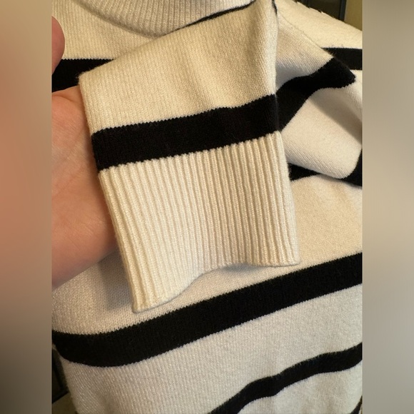 TAHARI Black & White Pullover Stripe Sweater w/ Thick Stitch Decal - Large - Picture 5 of 11
